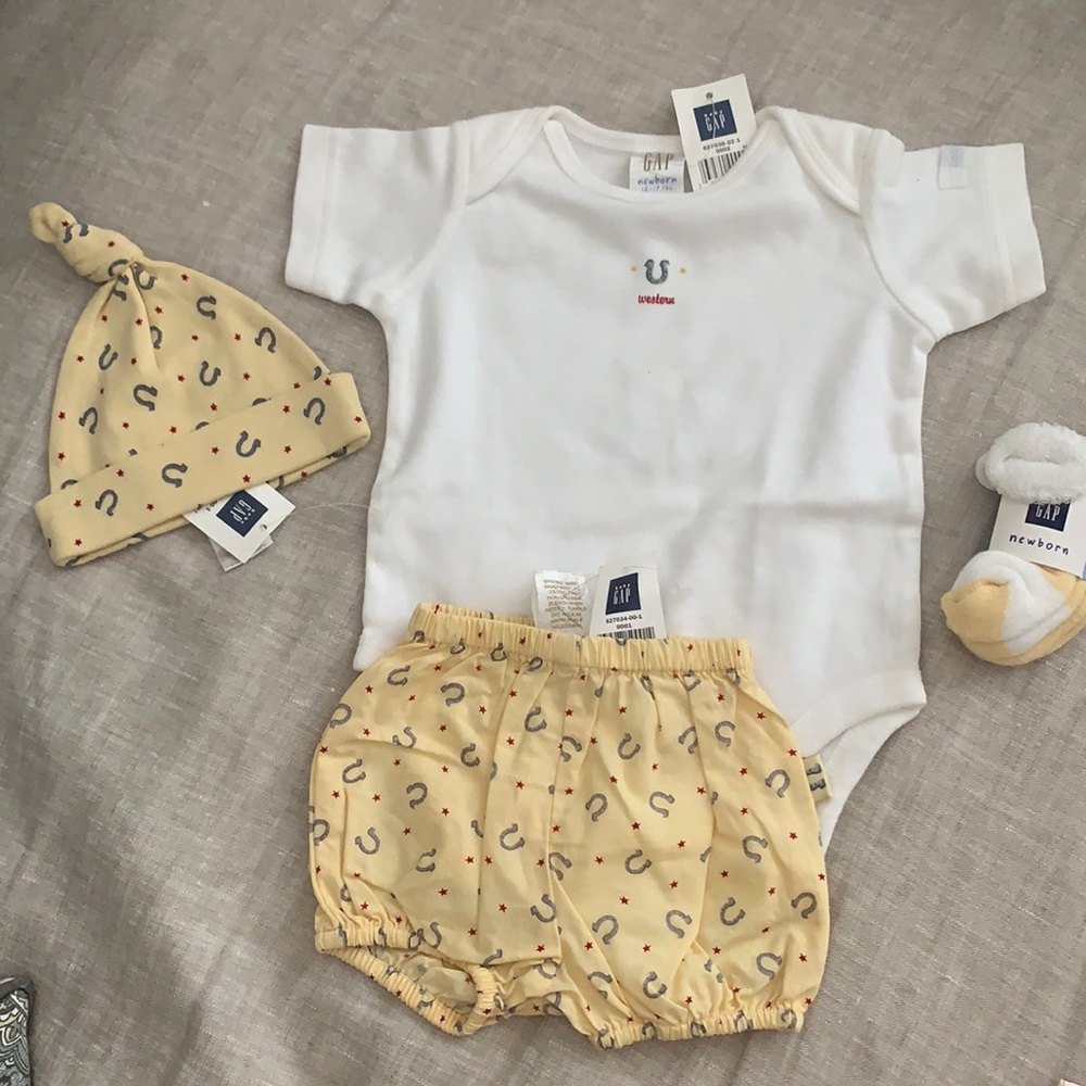 Adorable newborn outfit from the Gap 4 pieces